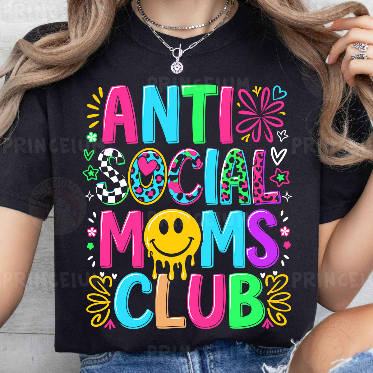 a woman wearing a t - shirt that says anti - social moms club