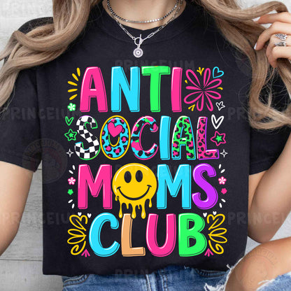 a woman wearing a t - shirt that says anti - social moms club