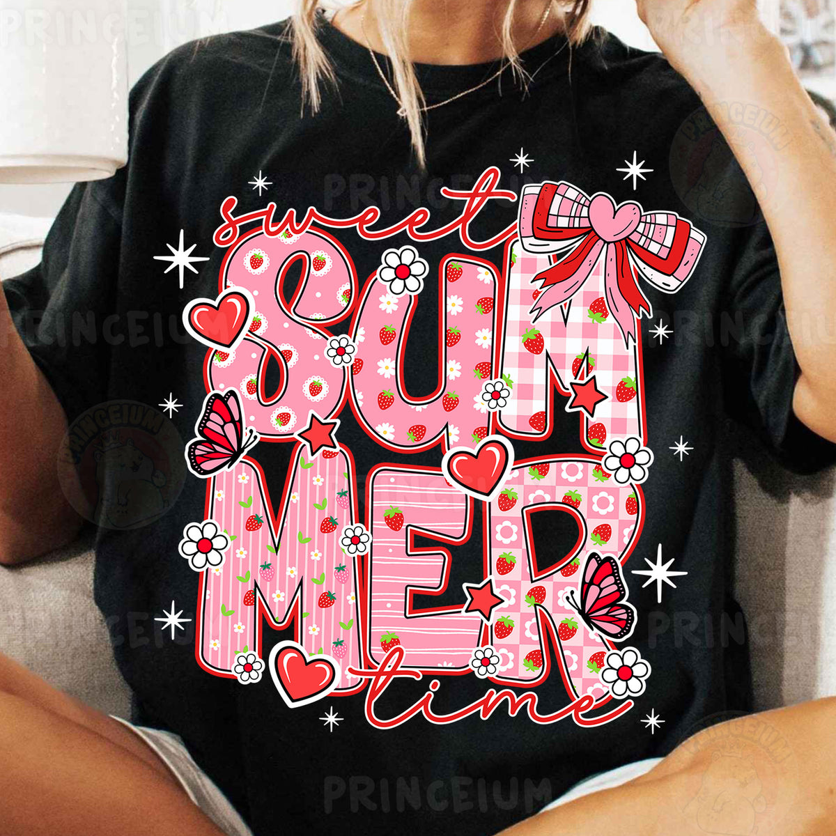 a woman sitting on a couch wearing a t - shirt that says sun merl