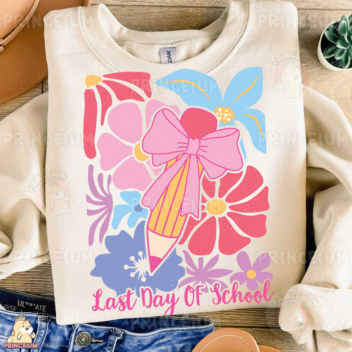 a t - shirt that says, last day of school