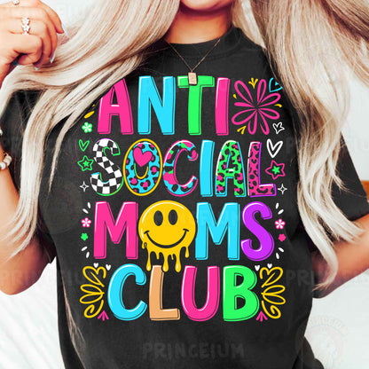 a woman wearing a t - shirt that says anti social moms club