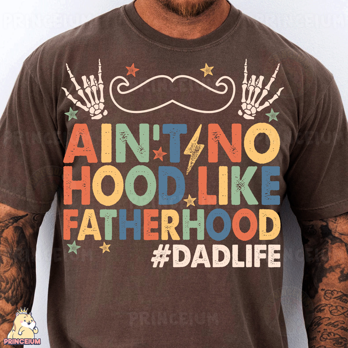 a man wearing a t - shirt that says,'anti - no hood like